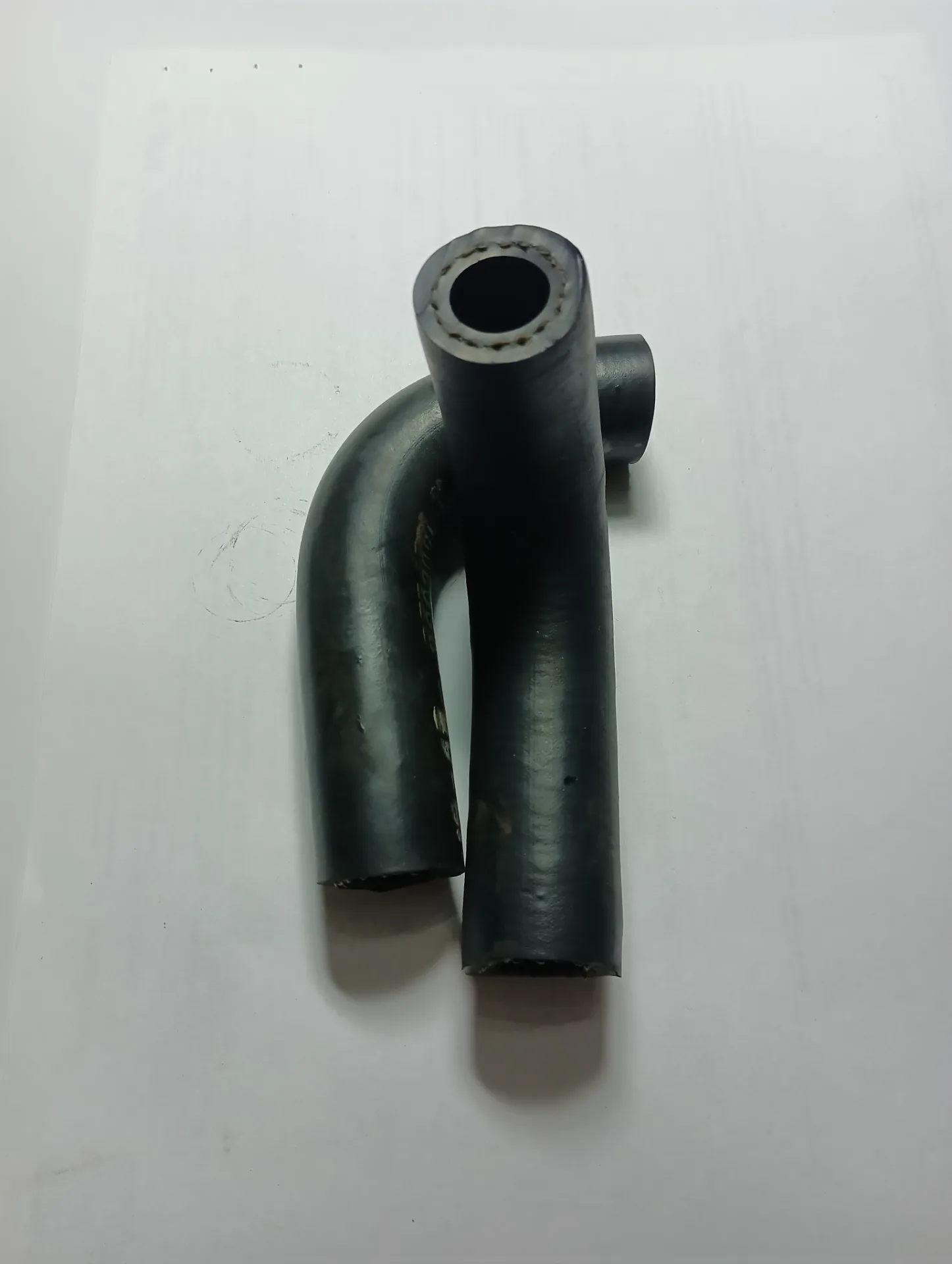 Патрубок угловой d нар 28. вн. 16. дл 112 мм. 2