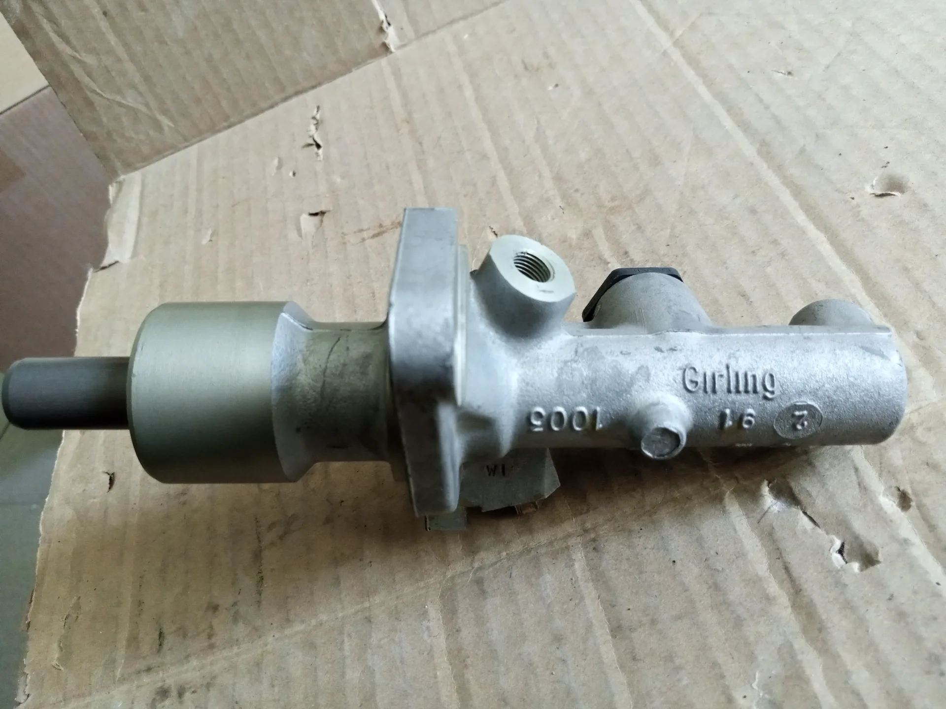 Цилиндр главный тормозной Girling 2