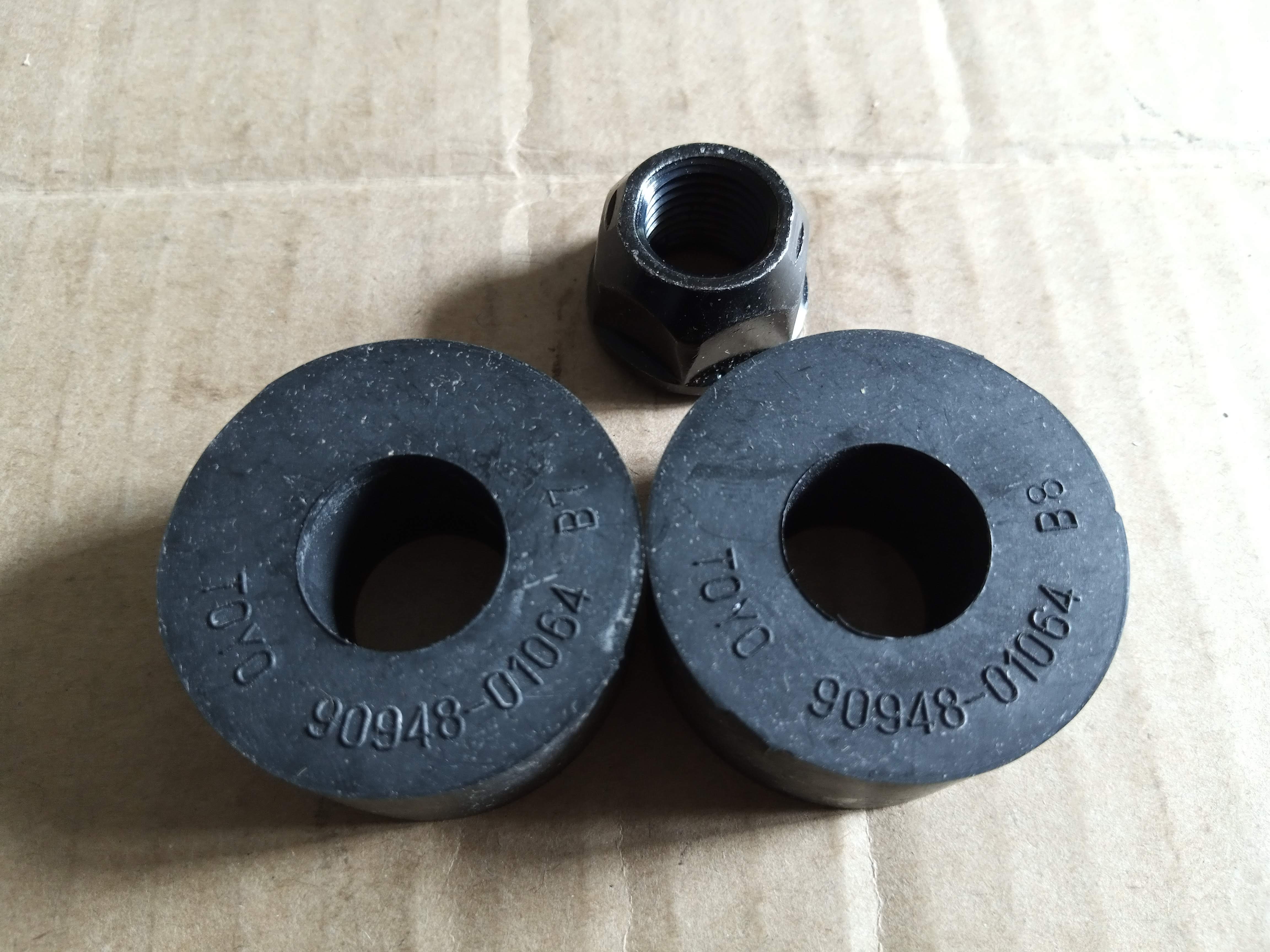 Втулки амортизатора Toyota Land Cruiser 100, 200 2